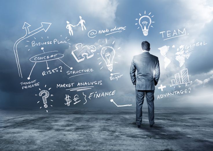 lavoratore sulla sedia che riflette